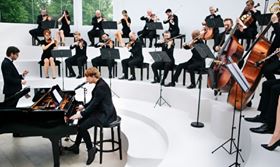 'British musician Rhodes performing for the runway, accompanied by a 24-piece orchestra

Watch the highlights: https://youtu.be/37Xkxd8ZzKM'